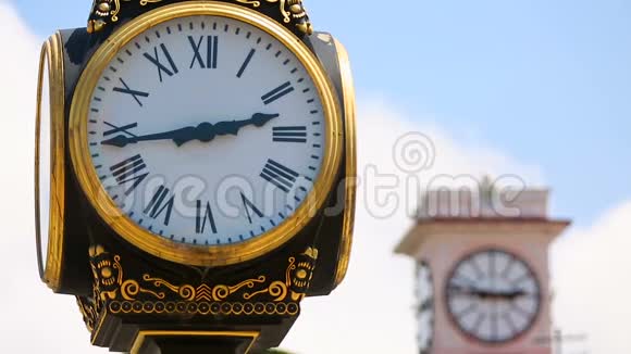 复古风格钟表装饰旧公园和中心城市广场测量时间视频的预览图