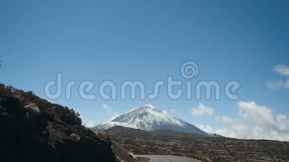 在西班牙加那利群岛特内里费的泰德国家公园开车火山岩沙漠景观视频的预览图