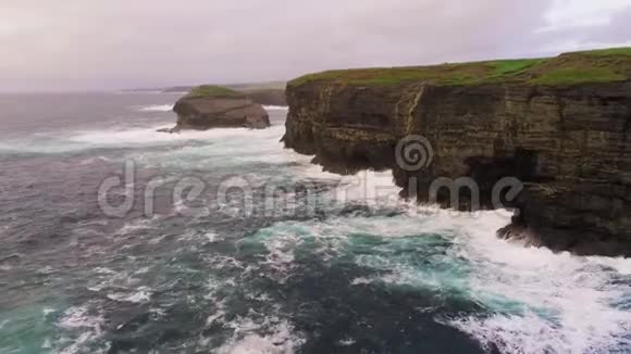 沿着爱尔兰西海岸美丽的悬崖飞行视频的预览图