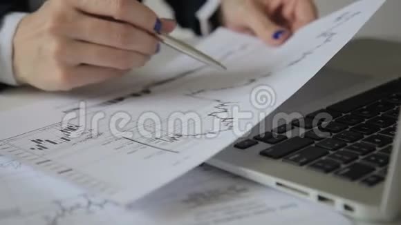 在办公桌前的手握着笔在纸上指导她们视频的预览图