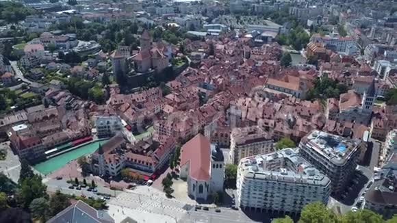在炎热的夏日布拉格市中心的空中景观靠近通道的红色屋顶的欧洲老建筑行动视频的预览图