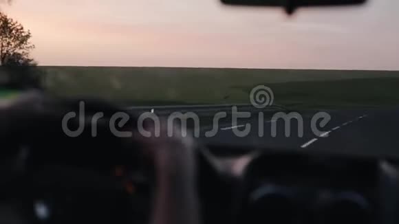 驾着一片苍茫的绿野鹿奔跑日出时乘车视频的预览图