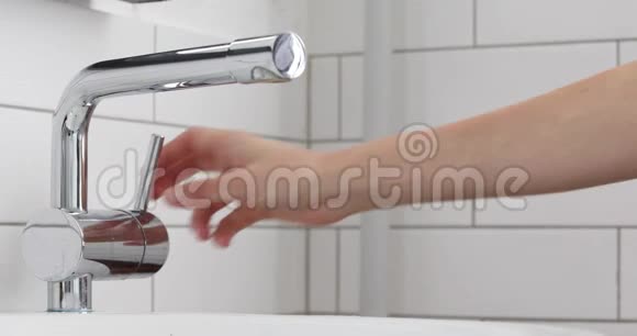 女人从水槽里喝自来水视频的预览图
