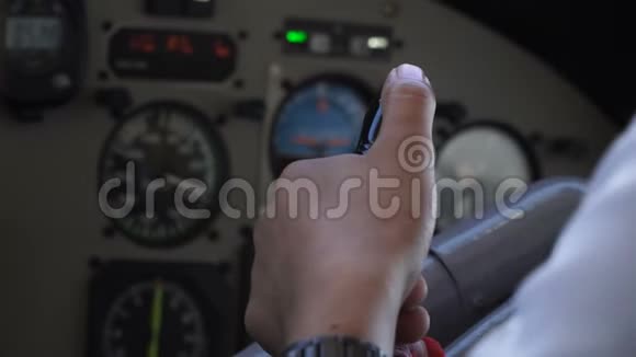 飞行员掌舵飞机视频的预览图