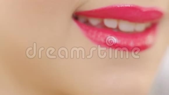 特写女人嘴唇上涂着红色口红完美的嘴唇性感的嘴巴闭上年轻时灿烂的笑容视频的预览图