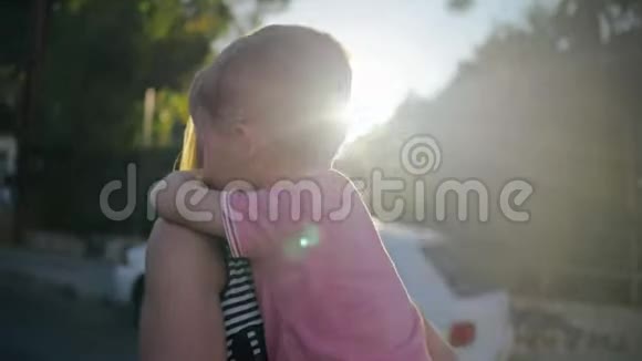 快乐的微笑儿子拥抱和亲吻他的妈妈视频的预览图