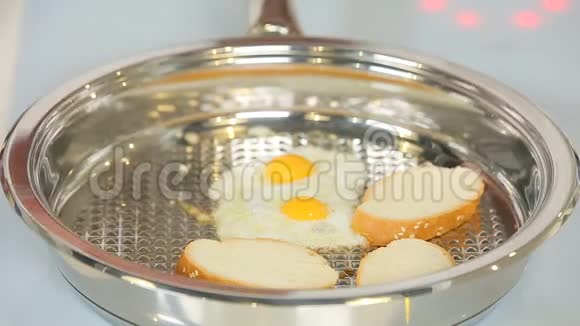 在平底锅中煎鹌鹑蛋和白面包片视频的预览图