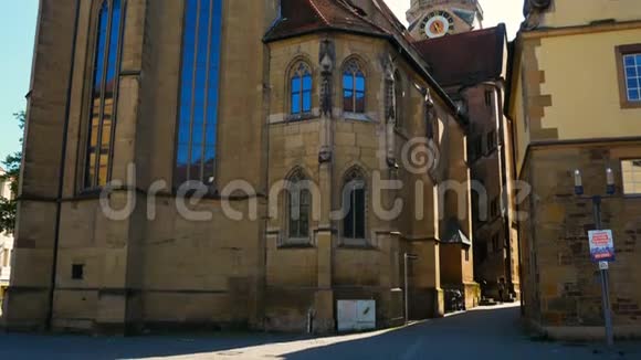 德国斯图加特教堂钟楼视频的预览图