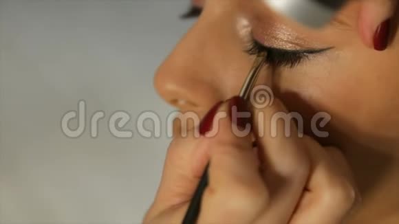 专业化妆师在模特面前画箭视频的预览图