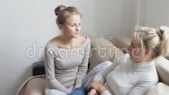 女人和女儿说话视频的预览图