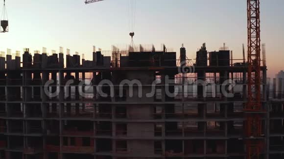 建筑施工过程中的空中镜头大施工现场劳务作业背景视频的预览图