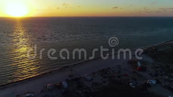 从海边帐篷营地的高处俯瞰视频的预览图