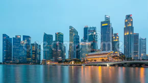 令人叹为观止的新加坡城市夜景摩天大楼日夜流逝视频的预览图
