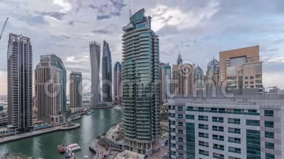 迪拜海滨住宅和办公室摩天大楼的空中景观白天到晚上都是海滨视频的预览图