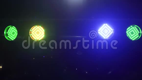 在迪斯科俱乐部的聚会上特写舞台灯光聚光灯在绿色蓝色红色中闪闪发光4k视频的预览图