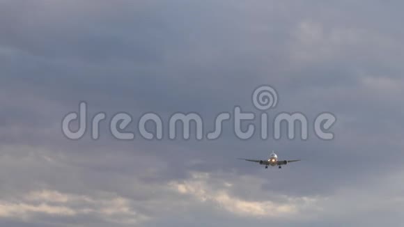 客机在云层中飞行客机正在降落出差商业飞机旅费视频的预览图