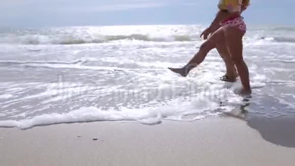 有个小女孩在海上行走的女人视频的预览图