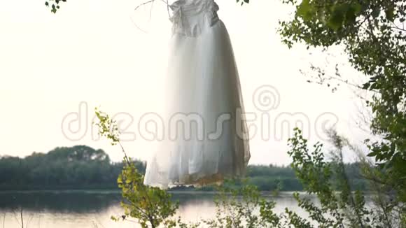 婚纱白色挂在树上视频的预览图