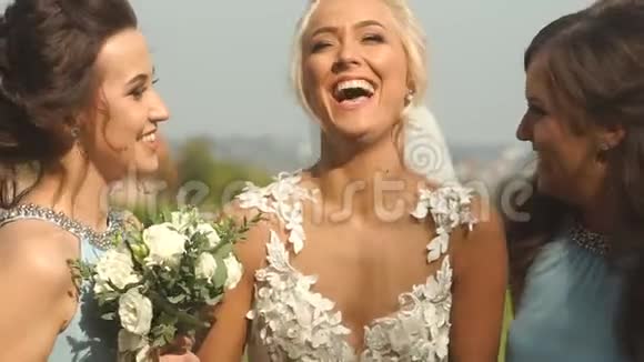 美丽美丽美丽的新娘的肖像带着可爱的微笑笑着和她迷人的伴娘在一起玩视频的预览图