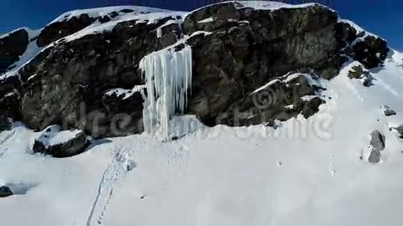 冬天的风景白雪覆盖的山脉空中景色飞翔视频的预览图