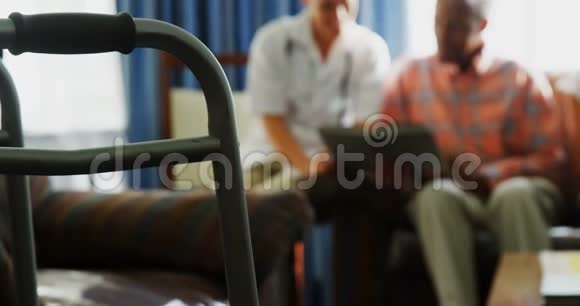 背景为4k的医生和病人特写折叠式步行器视频的预览图