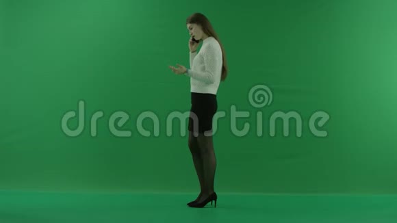 女孩看着左边打着电话积极地在绿色屏幕上打手势视频的预览图