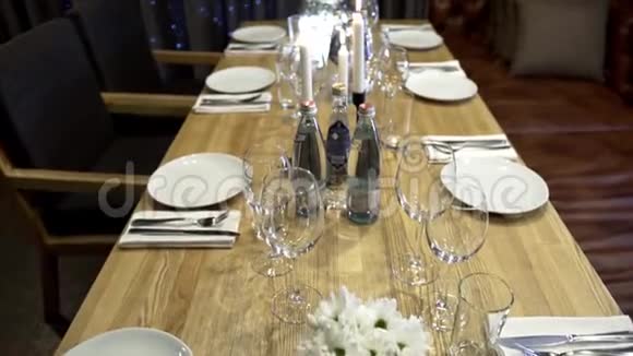 装饰的餐桌为居家度假盛宴行动提供简易餐桌的晚间宴会为您提供家居用品视频的预览图