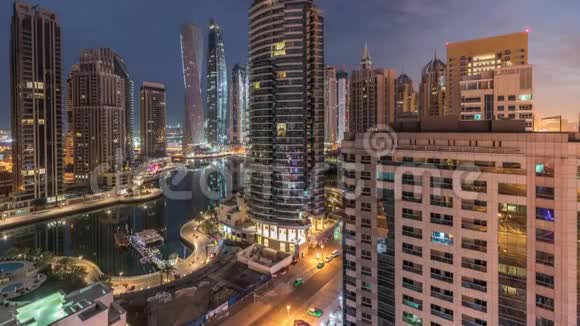 迪拜码头住宅和办公室摩天大楼的空中景观海滨之夜到白天视频的预览图