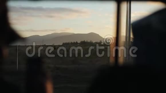 日落时山田树的美丽景观从一辆移动的汽车里面看视频的预览图