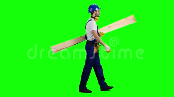 戴头盔的建筑工人手里拿着木板上班绿色屏幕侧视图视频的预览图