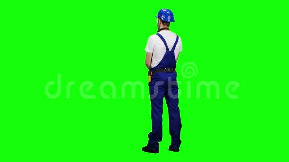建设者站在他的背后说些什么绿色屏幕背面视频的预览图