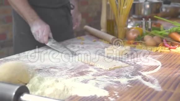 厨师在家庭厨房做意大利生面条传统配方自制新鲜面食视频的预览图