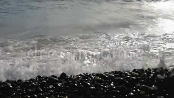 波浪在日落时滚到海边或海洋上慢动作视频的预览图