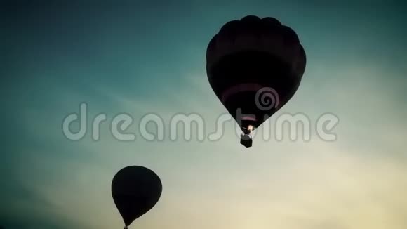 早晨两个热气球飘过天空视频的预览图