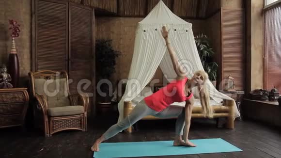金发女士早上在她的卧室里进行瑜伽训练视频的预览图
