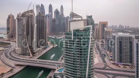 迪拜海滨住宅和办公室摩天大楼的空中景观白天到晚上都是海滨视频的预览图