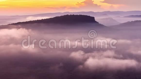 在泰国Srisaket的PhaMoeDang山上雾在山上翻滚时间间隔4K视频的预览图