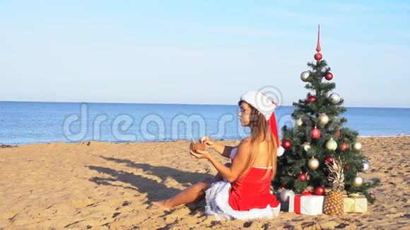 在热带地区的海滩度假村穿圣诞衣服的女孩1视频的预览图