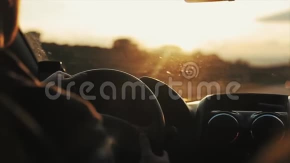 开车的人外面阳光灿烂穿过隧道视频的预览图
