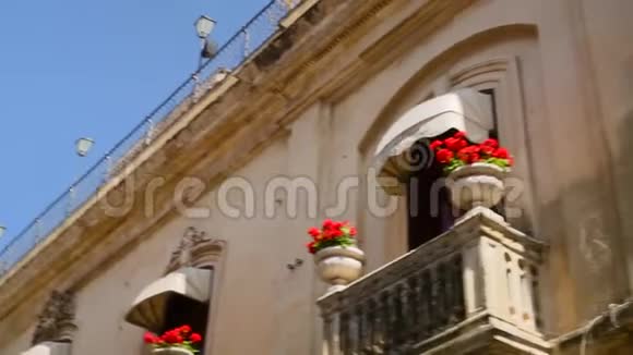 神奇的细节流行舒适的陶里纳装饰房屋阳光明媚的街道西西里视频的预览图