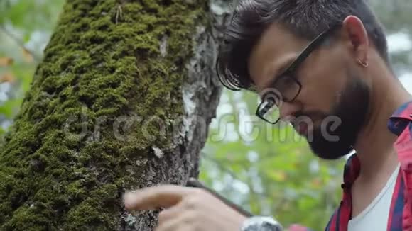 植物学家戴着眼镜和一块平板从事研究视频的预览图