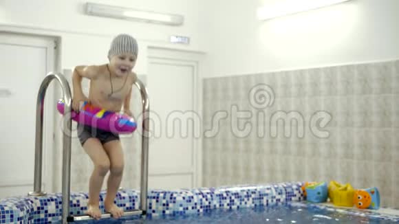 孩子们在游泳池里水上游戏小孩子在游泳池里洗澡视频的预览图