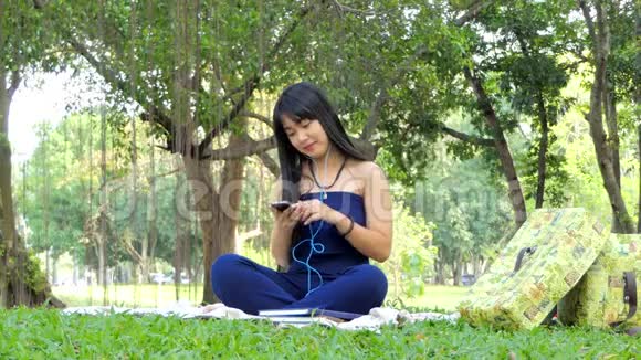青少年亚洲人听智能手机音乐视频的预览图