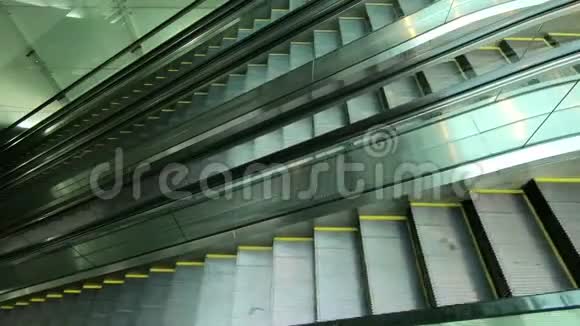公共区域的现代自动扶梯视频的预览图