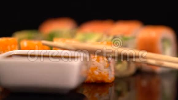 各种新鲜寿司卷旋转托盘视频的预览图