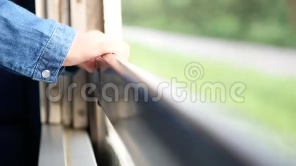 乘火车旅行时一只小婴儿手握在火车车窗上视频的预览图