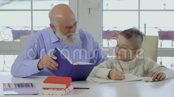 爷爷和孙子一起做功课视频的预览图