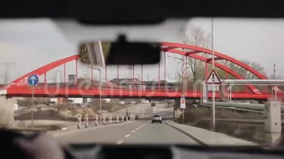 在乡村公路的红桥下开车一个岔路口视频的预览图