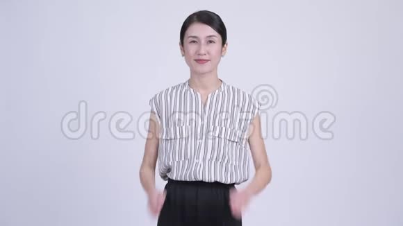 美丽的亚洲女商人向你问好视频的预览图