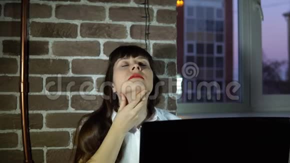 年轻的商务女性喉咙痛视频的预览图